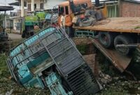 1765688725448-jembatan-penghubung-desa-di-ogan-ilir-roboh-usai-dilintasi-truk-muatan-alat-berat-1765635006927_169