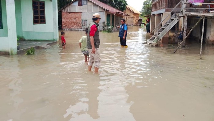 1765710351399-banjir-di-wilayah-muara-enim-menyebabkan-ratusan-jiwa-terdampak-1765694141726_169