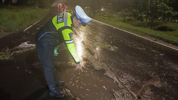 1765710352705-polisi-melakukan-olah-tkp-wanita-lansia-di-palembang-yang-tewas-kecelakaan-tunggal-saat-hindari-lubang-1765705101421_169