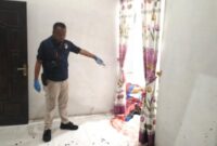 1765710353229-polisi-saat-melakukan-olah-tkp-ditemukannya-pasutri-lansia-tewas-di-rumahnya-1765695234681_169