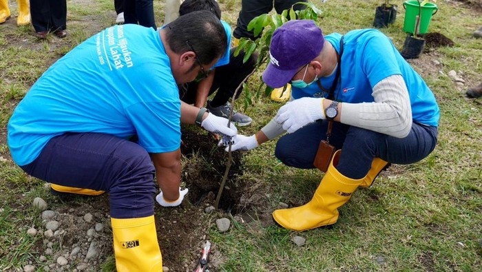 1765731946586-pertamina-patra-niaga-sumbagsel-melakukan-penanaman-pohon-di-das-lematang-lahat-1765696612771_169