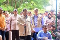 1765731950884-presiden-prabowo-meninjau-lokasi-banjir-di-aceh-tamian-aceh-tengah-bener-meriah-jumat-12122025-1765551864030_169