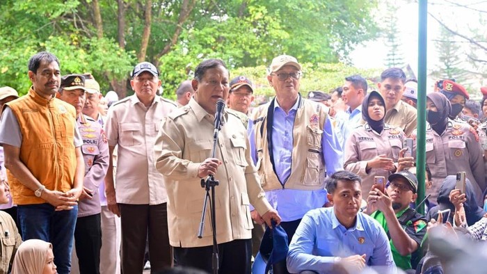 1765731950884-presiden-prabowo-meninjau-lokasi-banjir-di-aceh-tamian-aceh-tengah-bener-meriah-jumat-12122025-1765551864030_169