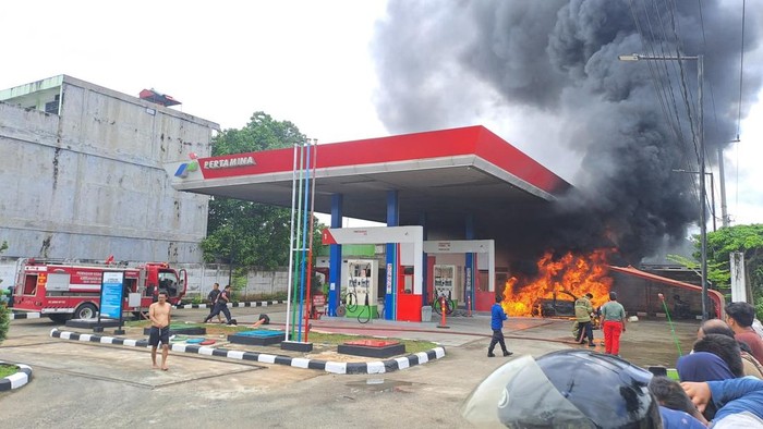 1765731952627-mobil-sedang-melansir-bbm-terbakar-di-spbu-bungo-jambi-1765713775201_169