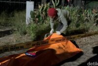 1765775192273-petugas-saat-mengevakuasi-mayat-pria-dengan-kondisi-mulut-berbusa-di-jambi-1765760843619_169