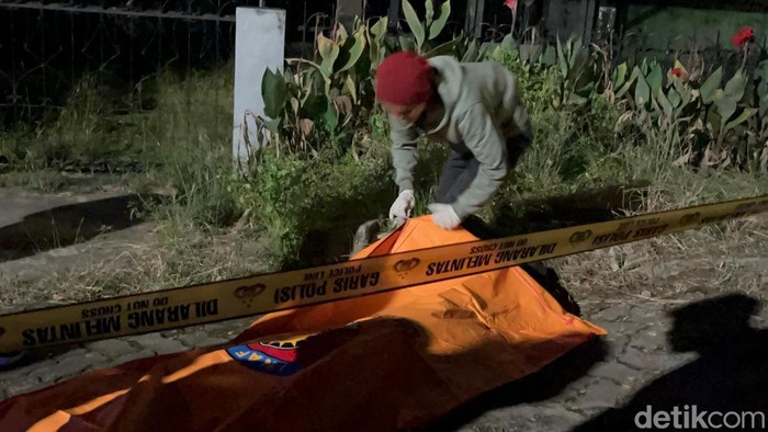 1765775192273-petugas-saat-mengevakuasi-mayat-pria-dengan-kondisi-mulut-berbusa-di-jambi-1765760843619_169