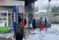 1765775192765-polisi-melakukan-pengecekan-dan-penyelikan-mobil-melansir-bbm-terbakar-di-spbu-bungo-jambi-1765722576671_169