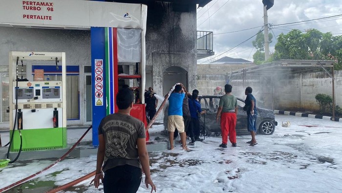 1765775192765-polisi-melakukan-pengecekan-dan-penyelikan-mobil-melansir-bbm-terbakar-di-spbu-bungo-jambi-1765722576671_169