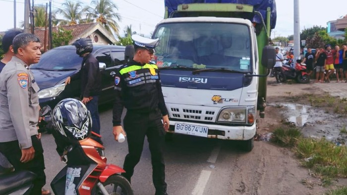 1765775193785-polisi-lakukan-oleh-tkp-kecelakaan-di-muara-enim-1765760503417_169