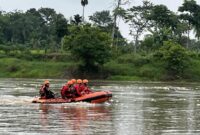 1765796753397-basarnas-lakukan-pencarian-bocah-hilang-di-prabumulih-1764912639144_169