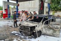 1765796754404-polisi-saat-melakukan-pengecekan-tkp-mobil-terbakar-di-spbu-bungo-jambi-1765771379904_169