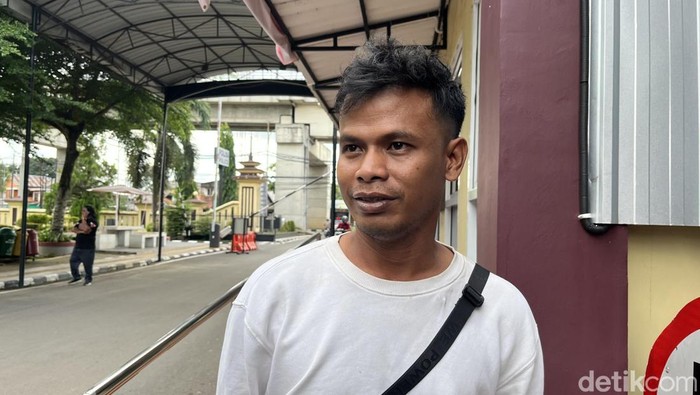 1765818352972-rio-chaniago-saat-melaporkan-kasus-penipuan-gadai-motor-di-polrestabes-palembang-1765815166443_169