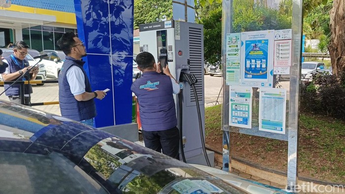 1765818361443-petugas-mengecek-spklu-di-lampung-1765790444032_169