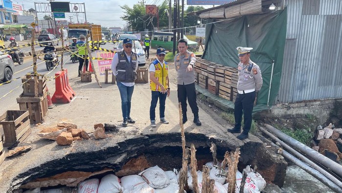 1765904756893-kapolres-banyuasin-akbp-ruri-prastowo-mengecek-jalan-amlas-di-jalan-lintas-timur-km-13-1765884652692_169