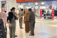 1765904764850-petugas-satpol-pp-bengkulu-saat-merazia-asn-di-mal-1765881304441_169