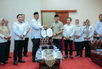 1765969554834-gubernur-lampung-menyerahkan-sk-plt-bupati-lampung-tengah-1765950699205_169