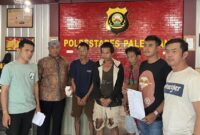 1765991151531-3-pelaku-diduga-pencurian-dan-pengoplosan-racun-rumput-yang-telah-diamankan-di-polrestabes-palembang-1765967038278_169