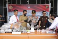 1765991152099-polres-lahat-memusnahkan-8-kilogram-ganja-dan-ratusan-gram-sabu-1765953351943_169