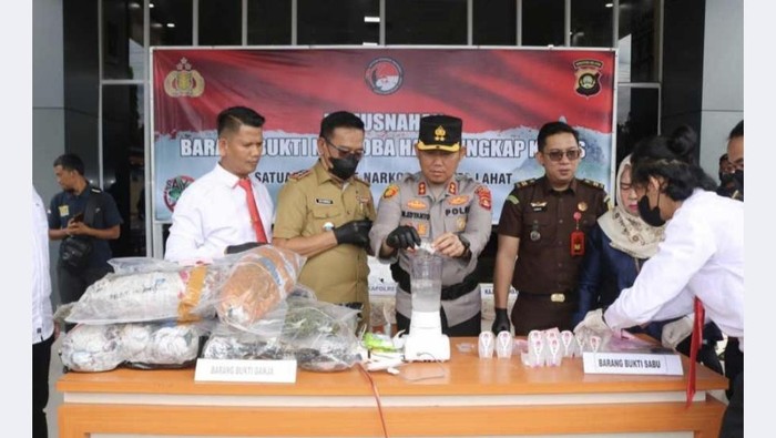 1765991152099-polres-lahat-memusnahkan-8-kilogram-ganja-dan-ratusan-gram-sabu-1765953351943_169