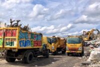 1765991156098-antrean-truk-pengangkut-sampah-di-tpa-sukawinatan-palembang-1765965499111_169