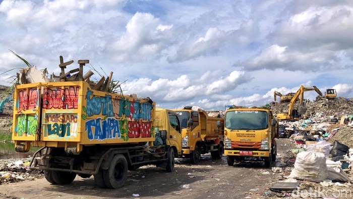 1765991156098-antrean-truk-pengangkut-sampah-di-tpa-sukawinatan-palembang-1765965499111_169