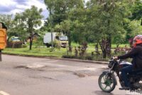 1766012682075-kondisi-lubang-di-jalan-hm-noerdin-pandji-palembang-1765966018171_169