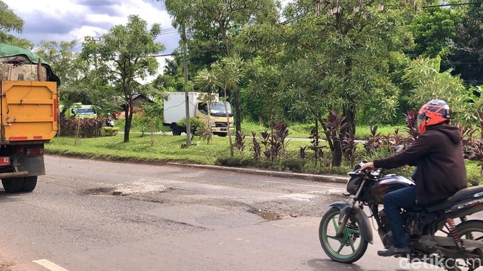 1766012682075-kondisi-lubang-di-jalan-hm-noerdin-pandji-palembang-1765966018171_169