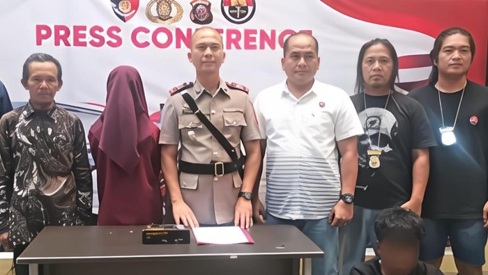 1766012693265-polisi-berhasil-mengamankan-siswi-smp-yang-kabur-dengan-pacar-ke-lampung-1765997415501_169