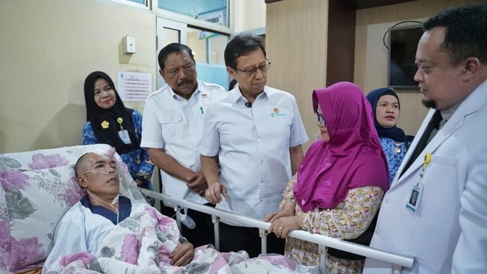 1766012694673-menkes-saat-meninjau-rsud-m-yunus-bengkulu-1765995406862_169