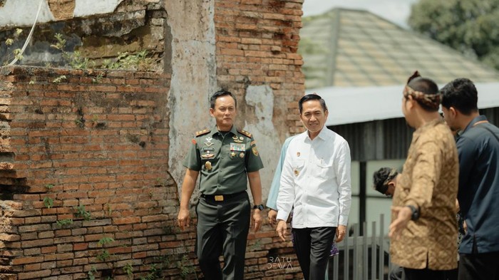 1766034356657-wali-kota-palembang-ratu-dewa-melakukan-pertemuan-dengan-jajaran-kodam-ii-sriwijaya-1766027767999_169