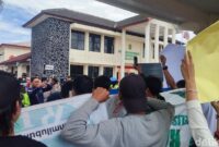 1766056006745-puluhan-massa-geruduk-pn-lubuklinggau-minta-terdakwa-yatman-dibebaskan-1765872655369_169