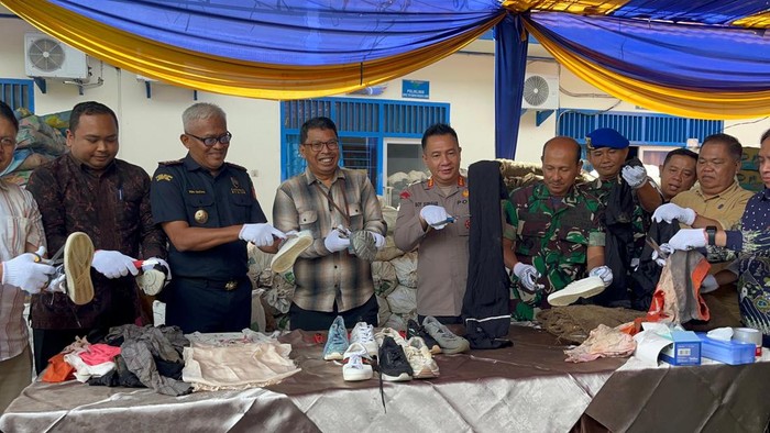 1766056007368-pemusnahan-barang-ilegal-oleh-bea-cukai-jambi-1766048763981_169