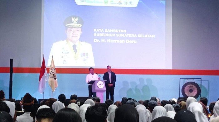 1766056022466-gubernur-sumsel-herman-deru-dorong-generasi-muda-jadi-sultan-muda-manfaatkan-ai-1766026929010_169