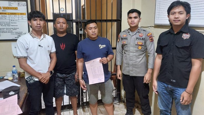 1766056023400-polisi-menangkap-dua-debt-collector-yang-mengeroyok-nasabah-di-sungai-penuh-jambi-1766032141417_169