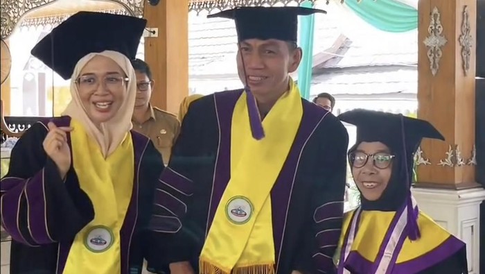 1766077577724-bupati-batang-hari-usai-memimpin-wisuda-para-lansia-1766041465322_169