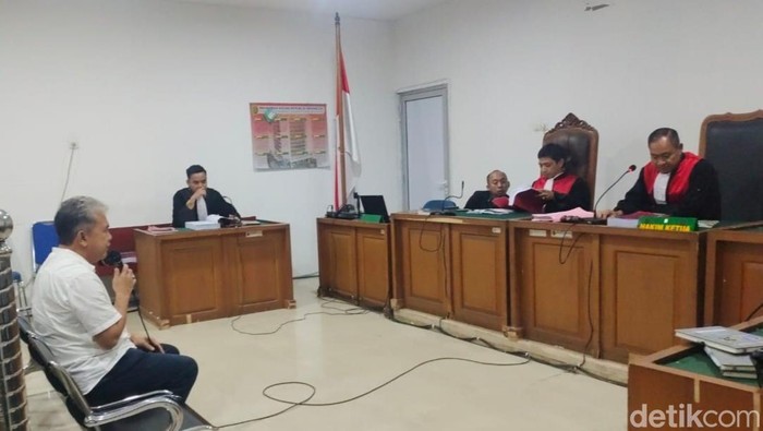 1766077587546-jpu-tuntut-aprizal-tenaga-ahli-dprd-empat-lawang-menjalani-sidang-tuntutan-1766053165184_169