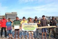 1766077588818-saat-penyerahan-bantuan-mesih-rumput-dari-pt-bap-kepada-perwakilan-kelompok-tani-di-oki-1766058488118_169