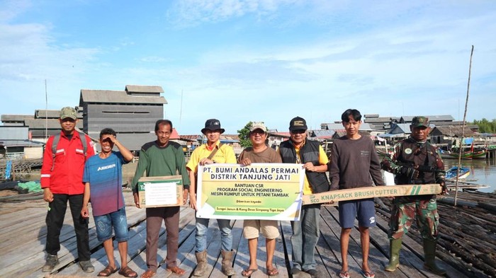 1766077588818-saat-penyerahan-bantuan-mesih-rumput-dari-pt-bap-kepada-perwakilan-kelompok-tani-di-oki-1766058488118_169