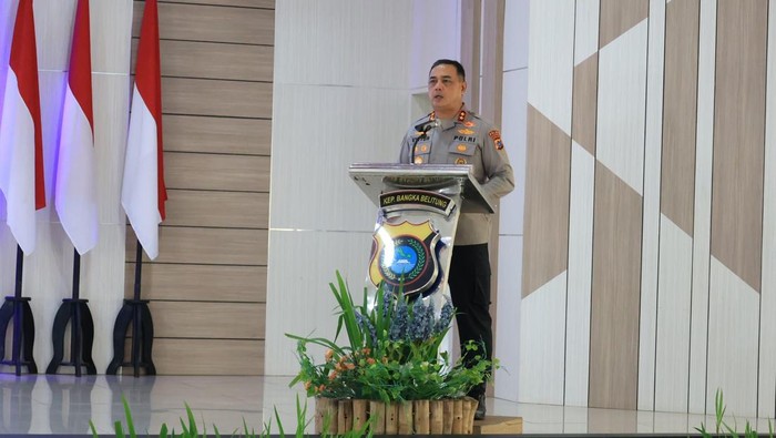 1766077590165-kapolda-babel-irjen-viktor-t-sihombing-di-rakor-lintas-sektoral-pengamanan-natal-2025-dan-tahun-baru-2026-nataru-1766054059133_169