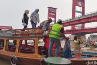 1766099082212-ketek-wisata-jadi-destinasi-warga-yang-ingin-keliling-ke-sungai-musi_169