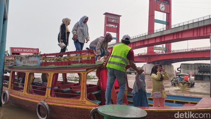 1766099082212-ketek-wisata-jadi-destinasi-warga-yang-ingin-keliling-ke-sungai-musi_169