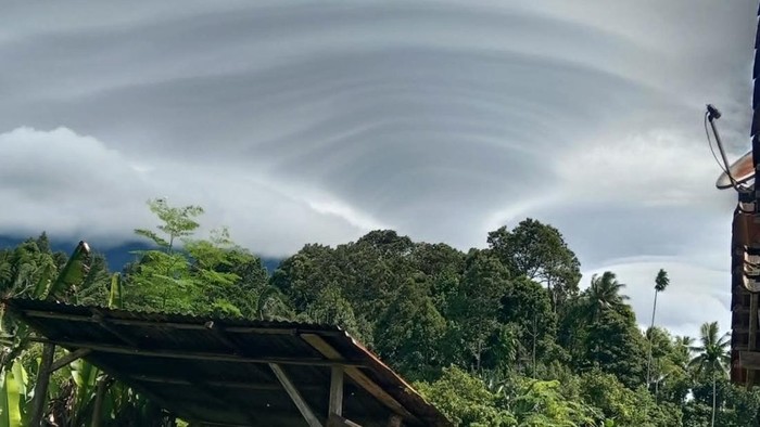 1766099092749-awan-lenticularis-muncul-di-gunung-tanggamus-lampung-1766056094495_169