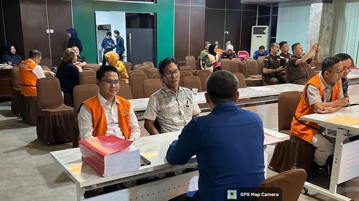 1766142447094-kejati-bengkulu-menyerahkan-tersangka-dan-barang-bukti-kasus-dugaan-korupsi-tol-bengkulu-1766118137627_169