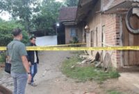 1766228752674-polisi-saat-olah-tkp-di-lokasi-pembunuhan-buruh-tani-di-pringsewu-1766220671923_169