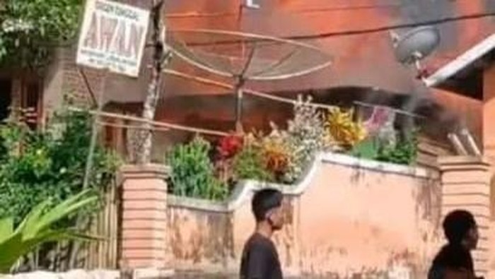 1766228754620-rumah-di-musi-rawas-hangus-terbakar-saat-pemilik-rumah-pergi-melayat-1766211659308_169