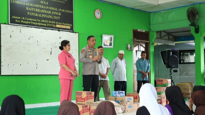 1766228755035-kapolda-babel-irjen-viktor-t-sihombing-menyambangi-sejumlah-panti-jompo-dan-panti-asuhan-1766198324434_169