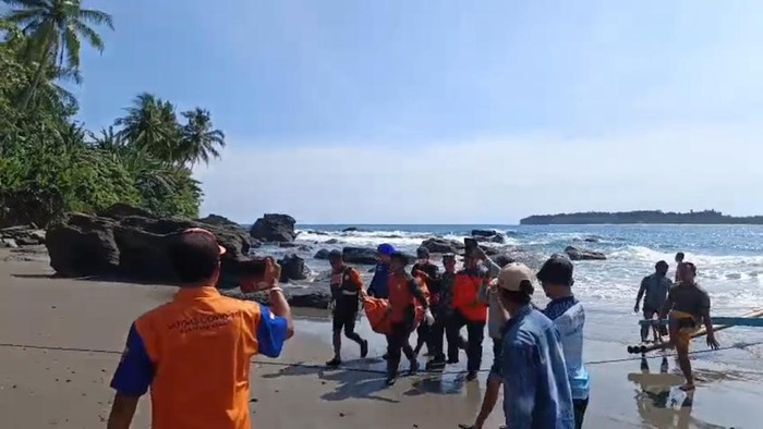 1766466412642-tim-sar-saat-mengevakuasi-jasad-bocah-7-tahun-yang-hanyut-di-pantai-pesisir-barat-1766400314643_169