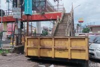 1766552779675-kondisi-bak-sampah-tepat-di-bawah-jpo-km-5-palembang-1766545070903_169