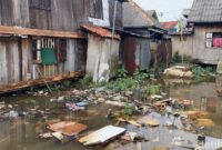 1766639145080-kondisi-permukiman-warga-pinggiran-sungai-musi-ulu-dipenuhi-sampah-1766628725624_169