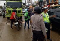 1767092789783-polisi-mengecek-tkp-pemotor-yang-tewas-usai-adu-kambing-dengan-truk-di-palembang-1767085216676_169
